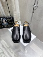 Maisom Margiela mm6马吉拉经典分趾凉鞋这双热度超高的单品 必须人手一双入手了 不能错过的单品 炸裂了独家原版购入开发 不能错过的一款鞋面：进口