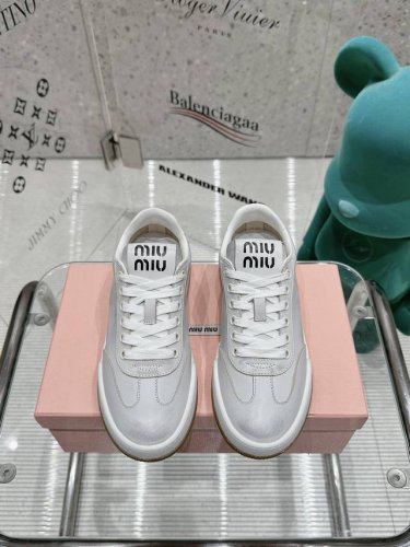 出厂 Miumiu缪缪2024早春走秀款，真皮系带厚底板鞋，休闲增高百搭小白鞋德训鞋，舒适度真的让人一整个心都融化鞋型整体都狠秀气不笨重 鞋面:牛皮 磨砂 内里