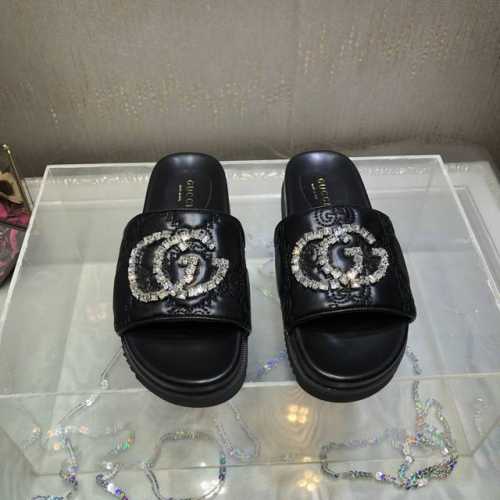 出 GUCCI*春夏新款一字厚底拖鞋～面料：进口压花小羊皮，手工缝钻G字logo厚底**显瘦！百搭随性！鞋面：刺绣羊皮内里 垫脚：羊皮底厚：3.5cm 前掌2.
