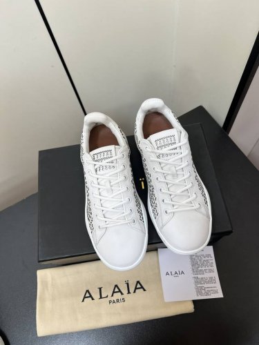 Alaia小白鞋。牛皮面羊皮里 Alaia Sneaker小牛皮运动鞋，沿着鞋底和鞋面凸起的波浪，激光切割的“Vienne”图案，即舒适又行动自由，鞋舌处的镂空