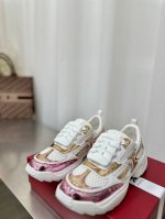 Roger Vivier 25ss新款 Viv Motor皮革拼织物休闲鞋本款休闲鞋以皮革拼镜面织物和网眼面料制成前面点缀迷你闪钻饰扣和珐琅花朵舒适又不失活泼，