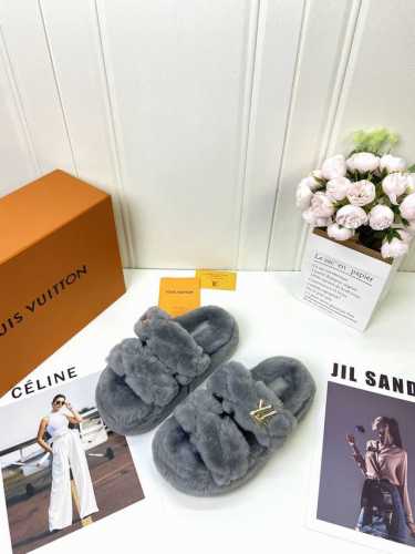 工厂 Lv 最新版面new Arrival ～毛毛鞋半拖毛拖 Winterbreak Comfert 平底拖鞋 Lv 金属字母扣 室内外穿着皆宜。纯羊羔毛材质，