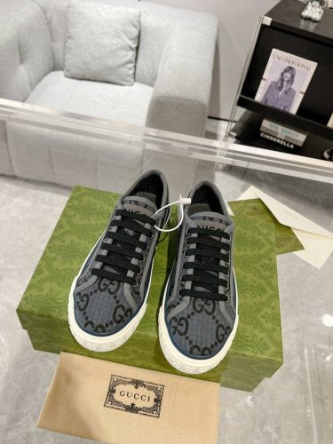 Gucci Tennis 1977经典系列帆布鞋 2024早春系列以再生聚酯纤维焕新演绎经典gg标识。全新系列大胆探索品牌典藏元素，在复古设计中交织现代精髓，出