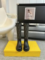 Fend* 芬迪 秋冬老花厚底高筒靴 又出美靴啦 头层牛皮面料搭配f家经典老花、小牛皮位全油边、后包高周波压印 机车造型时尚前卫，上脚非常舒适 内里羊皮 耐磨绒