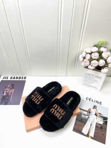 工厂 Miumiu经典秋冬字母毛毛拖鞋 这季节美鞋太多这款毛拖 真的是让我无法自拔真太可爱了～ 毛茸茸的羊毛是选用欧洲进口a级羊毛 我们做到与原版一致满鞋 全部