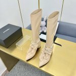 Chane*｜小香24P新品大蝴 蝶结珍珠双c靴子系列 超仙的大蝴蝶结凉拖鞋 大蝴蝶结也是当下流行趋势 非常足的松弛感 上脚非常简洁优雅。 面料采用定制材质 内