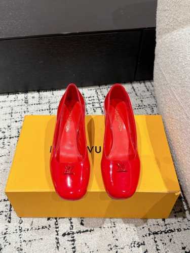 Louis Vuitton 25 Swing最新 5.5粗跟 玛丽珍 单鞋 简约精致，高级感满满，尽显优雅气质～ 上脚超好看，拉满了夏日美鞋绝绝子啊 鞋面：进口
