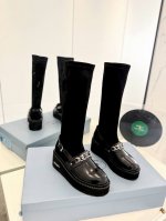 工厂价 代购级prada 秋冬季最新爆款马丁靴五金链扣三角袜靴 弹力短 众多网红上脚，这款圆头粗跟，瘦腿神器，超帅霸气，版型超正，今年非常小爆，穿上 增高 休闲