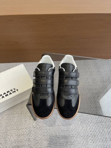 340Isabel.Marant 伊莎贝尔·玛兰 魔术贴德训鞋 以打破常规的不羁风格展现生活面貌，整个鞋型设计灰常简洁 又不失设计感 复古德训鞋的休闲感 鞋面原