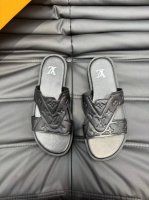 L 顶级代购 Lv男士春夏拖鞋专柜同步 鞋面意大利进口牛皮面料，标志图形高品质工艺，鞋底：原厂特供原版底，独家活动成型底超级舒适，原厂跟单货，高品质，可随意进出