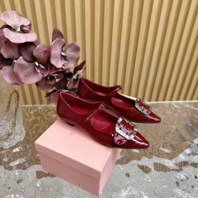 代购级别 224 Miumiu 新款尖头玛丽珍jianto凉鞋 单鞋系列上新 ★★★★★ 舒适度与时髦度并存的开挂全新系列，设计搭配，简约大方，百搭时尚！ 鞋面