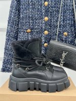 厂价 Inuikii 24Ss秋冬新品雪地靴 行走的冬日小暖炉 太舒服了 跟大热的美拉德风适配度很高 又可爱又保暖暖 只想旱在脚上 跟以往的雪地靴完全不是一个级