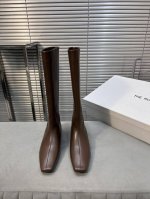 The Row 秋冬新款骑士靴 The Row在打造高级感这点从来就没输过一双简约干练、低调时髦的靴子没有鲜艳的色彩和繁杂的设计，仅凭2Cm的小跟和利落时髦的方