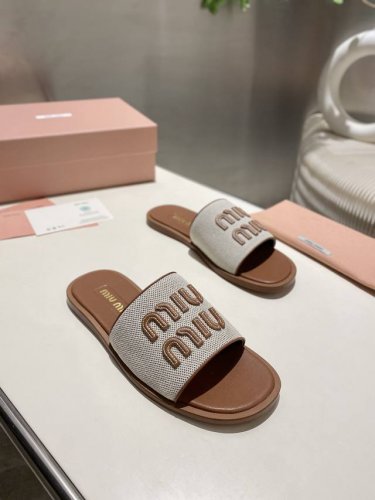 出厂价Pp单鞋 缪缪早春款，升级工艺打造精品，经典时尚款 对脚型没那么纤瘦，对高脚背的妹子更友好了鞋面：进口意大利皮皮草，内里：山羊皮，大底：意大利进口真皮大底