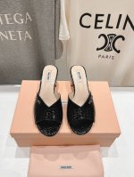 高品质出厂 MiuMiu*2025ss缪缪春夏新款高跟镶钻小牛皮凉鞋拖鞋Zp开发 原版拆卸 秒杀市面普通版本，miumiu真的太少女啦！小牛皮超级软糯 舒适度超