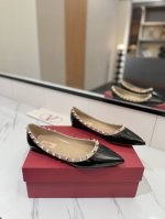 出厂价： Valentino 华伦天奴铆钉 VT经典尖头平底单鞋，顶级复刻！侧身弧线完美，原版开模定制不生锈铆钉 特别有质感的五金衬托出满满的高级感，带给您正品
