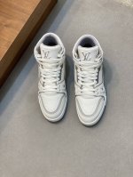 louis Vuitton 路易威登 -高端品质 原单 -鞋面：纳帕小牛皮冲孔拼接、3D缝制品牌logo图腾 -内里：帆布内里 -大底：双色tpr 橡胶；成型大