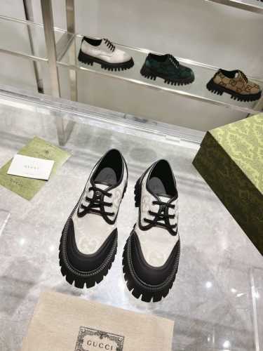 Gucci 古奇春季 男女 同款系带鞋！ 这双休闲系带鞋采用 古奇奥guccio Gucci 字母组合图案的超大版型。凸纹鞋底和撞色饰边增添现代元素，将品牌传统