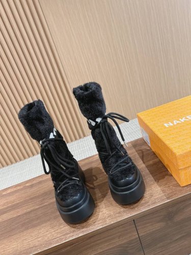 西部刺绣金属狐狸雪地靴 耐德 沃夫是一家伦敦时装设计师品牌，狼头的知名标识，在奢侈品界享有盛誉，以厚实而挺括的设计著称，致力于打造大胆前卫的鞋履，这一款时装靴更