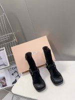 顶级版本miumiu秋冬限量走秀款长筒靴！ 今年最值得入手的靴子 没有之一！易梦玲同款超多网红明星上脚 Miumiu今年秋冬确实泰酷辣 秋冬限定款 专柜非常难买