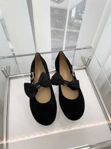 小香2024夏季新品 ～～～小香新款蝴蝶结玛丽珍单鞋.同原版1：1复制！非市场普通版本。 面料：麂皮 内里：羊皮 跟高：1Cm 大底：意大利皮底 码数：35-3