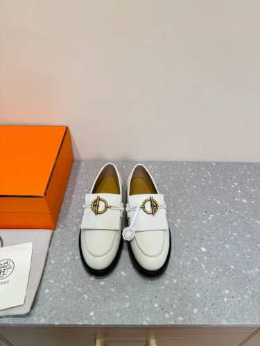 Hermes 爱马仕24Ss新款 秋冬新出乐福鞋 简直是太完美了，怕磨脚的亲大胆入，逛街妥妥的不需要创可贴 还更新了鞋底的工艺，以后才瓷砖地毯都不怕滑了，而且牛