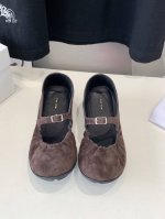 出厂价340The Row 24/平底松紧口跳舞鞋 第一眼看到这个鞋子就爱上了，带点复古味随意搭配都好看！各大网红博主都在穿它，整个鞋子非常柔软，好穿不磨脚。简