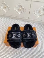 Louis 路易新款 Lv 驴家厚底泰迪毛毛拖鞋顶级版本原版购入太好看啦！新一代耐穿又好看时尚达人必入单品面料：原版进口羊皮毛一体 100%真羊毛鞋底：原版开模