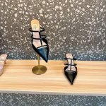 跑量价 Valentino 华伦天奴 2024最火爆新品 新款穆勒鞋 也太好穿啦... 最新logo饰扣 与性感尖头完美结合简直是夏天时髦巅峰原版复刻 大底：意
