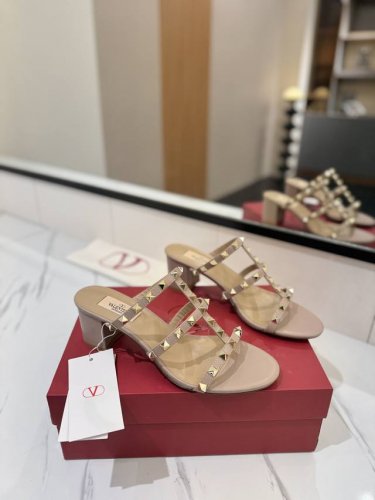 出厂价Pp： Valentino 华伦天奴铆钉 Vt经典6.0Cm 粗跟凉拖鞋，顶级复刻！侧身弧线完美，原版开模定制不生锈铆钉 特别有质感的五金衬托出满满的高级