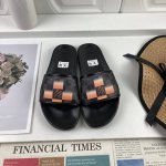 工厂价 LOUIS VUITON 路易威登情侣拖鞋，原版1.1订做，专柜经典款。鞋身高温附带logo，大底专柜附带logo ，任何细节都不错过 这款拖鞋专柜特别
