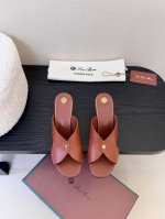 Loropiana 25Ss 新款 拖鞋系列 Lp一直是以好穿舒适为主的设计风格 这几年老钱风穿搭超级 这款乐福鞋也不例外 简约的设计理念搭配品牌经典的颜色做点