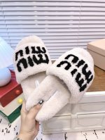 Miumiu｜秋冬新品毛毛拖 居家还是外穿都是百搭时髦单品，秋冬搭配袜子，太好看了吧 鞋面进口澳洲真羊毛内里垫脚羊毛，原版防滑橡胶大底！ Size：35-39