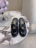 出厂价P Chane*新款翻盖半拖鞋 经典Logo装饰简约大气 精致的高级感 百搭又减龄 各种穿搭都能驾驭 鞋面牛皮 内里垫脚羊皮 意大利真皮大底 尺码35-3