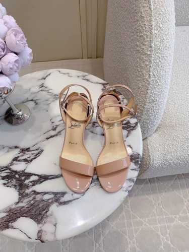 出厂价 Christian Loubouti* 新款红底高跟凉鞋 花朵鞋跟设计非常有特点 流畅的曲线勾勒曼妙风情 尽显性感风姿 万年经典款 鞋面牛皮 真丝 内里