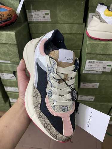 出厂： Gucci 古驰 经典休闲男女运动鞋 增高厚底老爹鞋 情侣款此款老爹鞋在今年仍然还是很受欢迎。对于爱美的人来说，鞋柜里不仅应该有一双白色的鞋子，还应该配