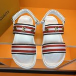 L 顶级代购 Lv 男士春夏拖鞋专柜同步 鞋面意大利进口牛皮面料，标志图形高品质工艺，鞋底：原厂特供原版底，独家活动成型底超级舒适，原厂跟单货，高品质，可随意进