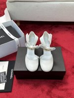 厂价绒布 皮面 Chanel 24K走秀款玛丽珍单鞋 简约又不失甜美俏皮！ 鞋头经典拼色简约易搭，搭配一字带更加跟脚。 内里羊皮 真皮大底 Size:35-39