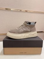 工厂价: 高端货 Ugg最新款 1：1品质，面料:欧洲进口牛皮高端品质头层牛皮 内里:羊毛内里，鞋底: 纯进口橡胶发泡大底 高端货，做工精细，潮流时尚 上脚非常