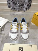 出厂420顶级版本Fendi/ Match 2025新款运动板鞋 ，由Kim Jones倾情打造的一款运动鞋，采用皮革和反绒皮制成完美再现复古风格，整体鞋型设计