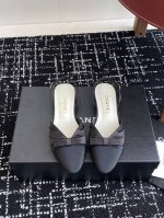 代购级 Chanel 小香 25ss早春新品 缎面蝴蝶结凉鞋系列法式风情 真是美到心尖尖上啦！ 优雅又浪漫的仙女应该就是这样吧极简的配色加上绸缎蝴蝶结深入人心