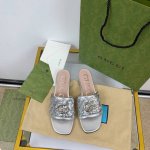 出厂价 代购级Gucci 经典拖鞋 彩色系列 超适合夏天经典GG扣 全部都是开模五金 非常有厚度，并且有光泽度鞋面小牛皮，不会很硬，上脚很舒服，软软的。垫脚山羊