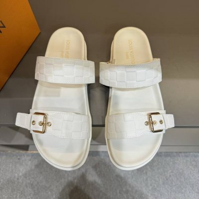 码数38-45LV路易威登 最新款 系列 Oblique 厚底 拖鞋 凉鞋原版购入开发 做货 这款 LV H-Town 凉鞋致敬运动风格经典标识，彰显 LV 的