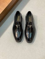 家经典的男士乐福鞋－顶级品质 呈现出新颖廓形与精致细节，设计风格涣散一新。这款鞋履甑选亮面皮革打造，三角形徽标装饰 间面线缝边与原厂大底的细节别出心裁 小牛皮材