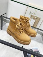 出厂 2024 Celine*大黄靴最新爆款 真的是开了挂、太有特色了 今年人手必备一双 复古风经典款 超级百搭 简单大气 无论裙装裤装都能随意搭配 妥妥的颜霸
