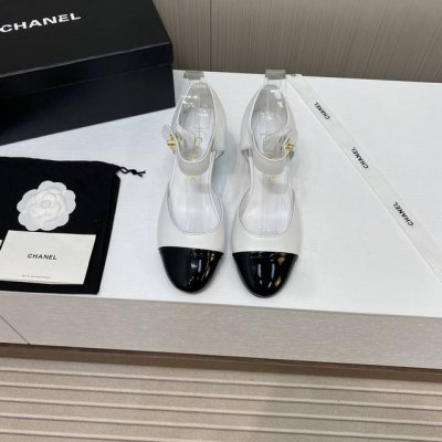 出厂价 顶级品质 Chanel小香2024官网香奈儿最新款拼色层次高跟凉鞋，满满的复古风 秀气的鞋型 看着就很讨喜，小圆头 衬托脚也变得瘦瘦的，上脚给人就是一种