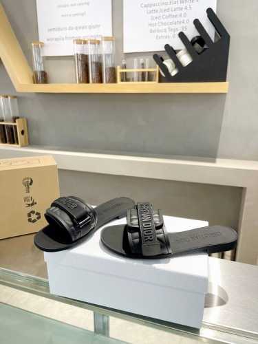 工厂P价 Dior 迪奥最新魔术贴扣凉拖鞋系列 全新色系！ 原版完美复刻 最流行的配色面料 层次感超强 原版开模高档大底，原版一比一开模鞋面、非常舒适好走 鞋面