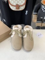 出厂价 Ugg 新款出炉卡皮巴拉胖头鞋，系列刻在基因里的松弛感 X拒绝精神内耗 ，卡皮巴拉”潮流风向标，经典胖头拖鞋 卡通可爱造型让你的穿搭更具吸引力突破虚拟与
