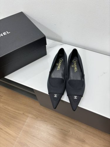 顶级版本 Chanel 24C春夏新品 复古尖头高跟平底单鞋系列 这一季系列真的超美 大爆款 香奶奶家一贯的优雅名媛气质 高级感十足！上脚非常nice～加上经典