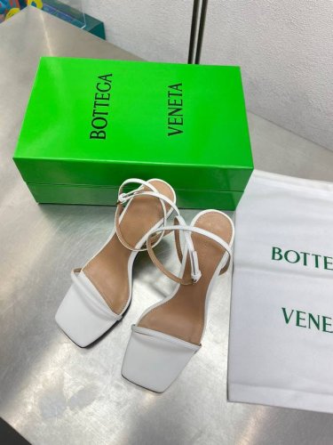 出 ，34-42 34 40 41 42定做 结绳跟 条带凉鞋 Bv Knot系列金属跟 这款方头拖鞋简直bv最新天花板啦 5彩色百搭 金属麻花跟 为了稳固耐穿